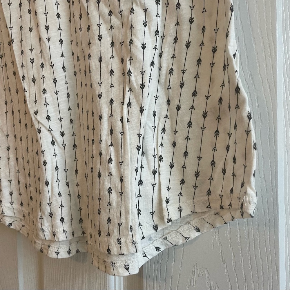 Maurices Cream V-Neck Top w/Arrow Print Women’s Size Medium Feminine Boho Chic - Picture 7 of 15